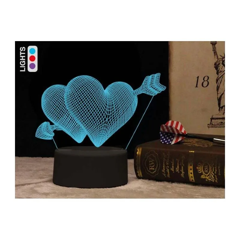 lampara de corazones con flecha que parece una imagen al aire con relieve